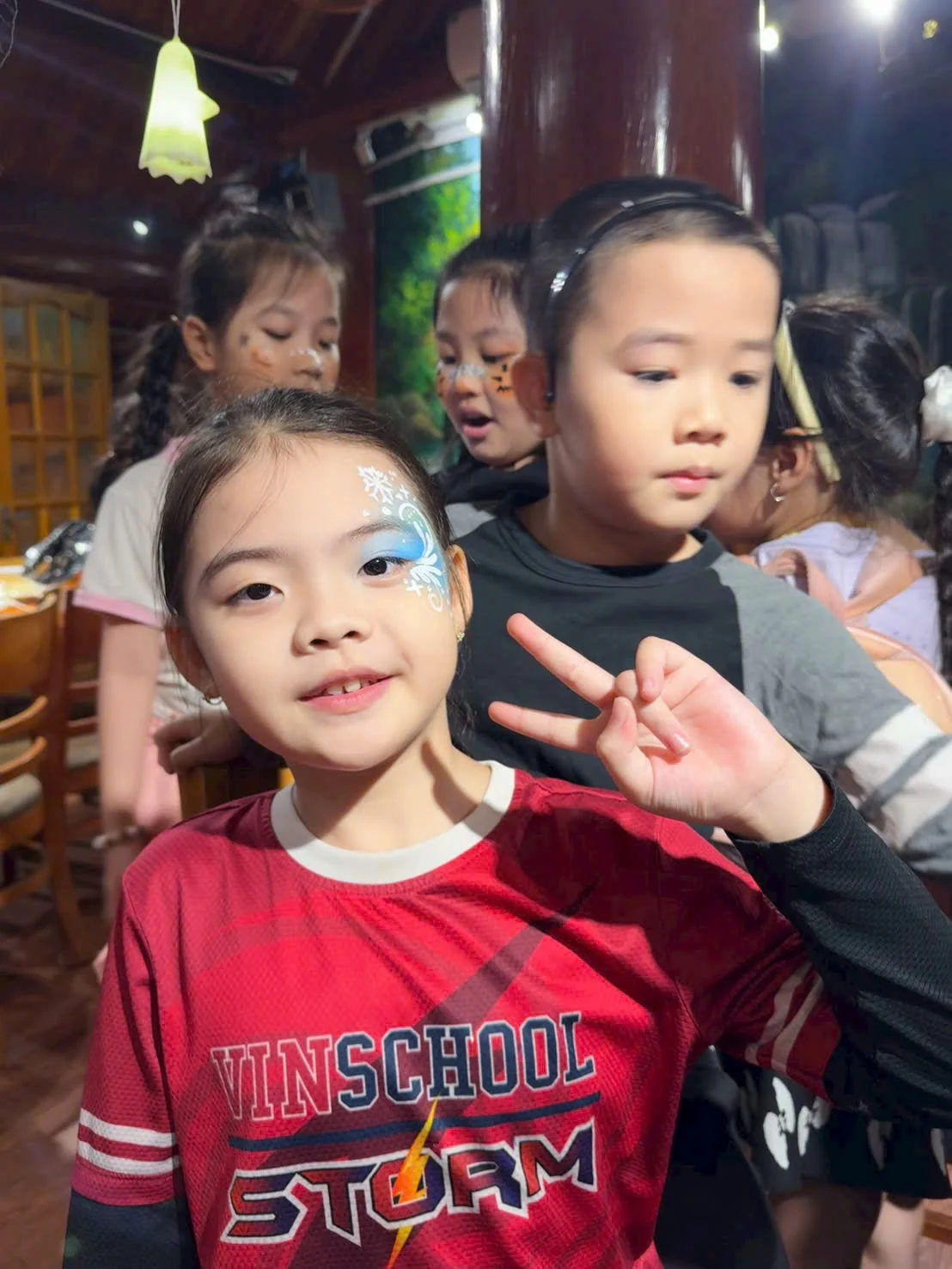Vẽ mặt Halloween cho các bé Vinschool và nhân viên